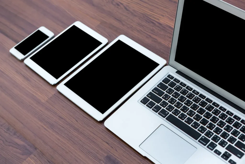 Essai IPTV Gratuit sur différents appareils : smartphone, tablette et ordinateur portable utilisés pour tester la compatibilité et la qualité du service IPTV
